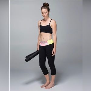 Lululemon Wunder Under Crop, Luon, Black/Su14 Quilt 18, Reversible, size 6